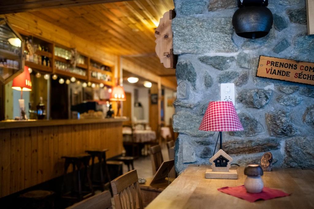 a small lamp on a table in a restaurant at Aiguille de La Tza in Arolla