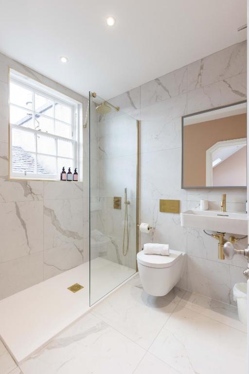 Koupelna v ubytování Dragon Suites Luxury Serviced Apartments at Walker Street