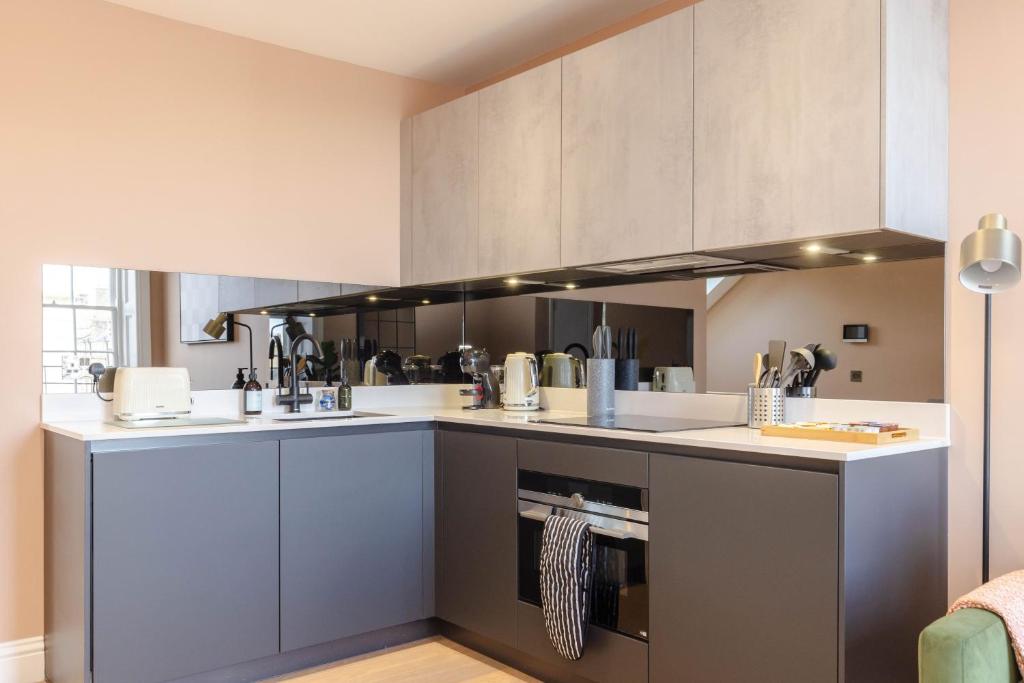 Kuchyň nebo kuchyňský kout v ubytování Dragon Suites Luxury Serviced Apartments at Walker Street