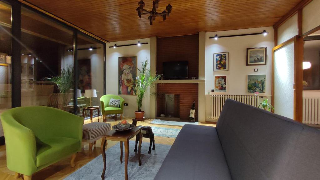 een woonkamer met een bank en een open haard bij Bohemian Home in Skopje