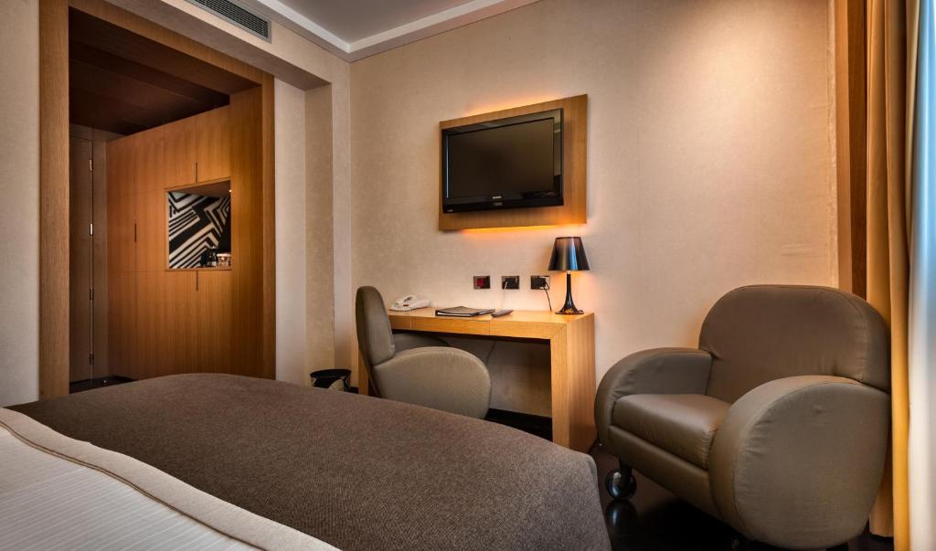Televízia a/alebo spoločenská miestnosť v ubytovaní Crowne Plaza Milan City by IHG