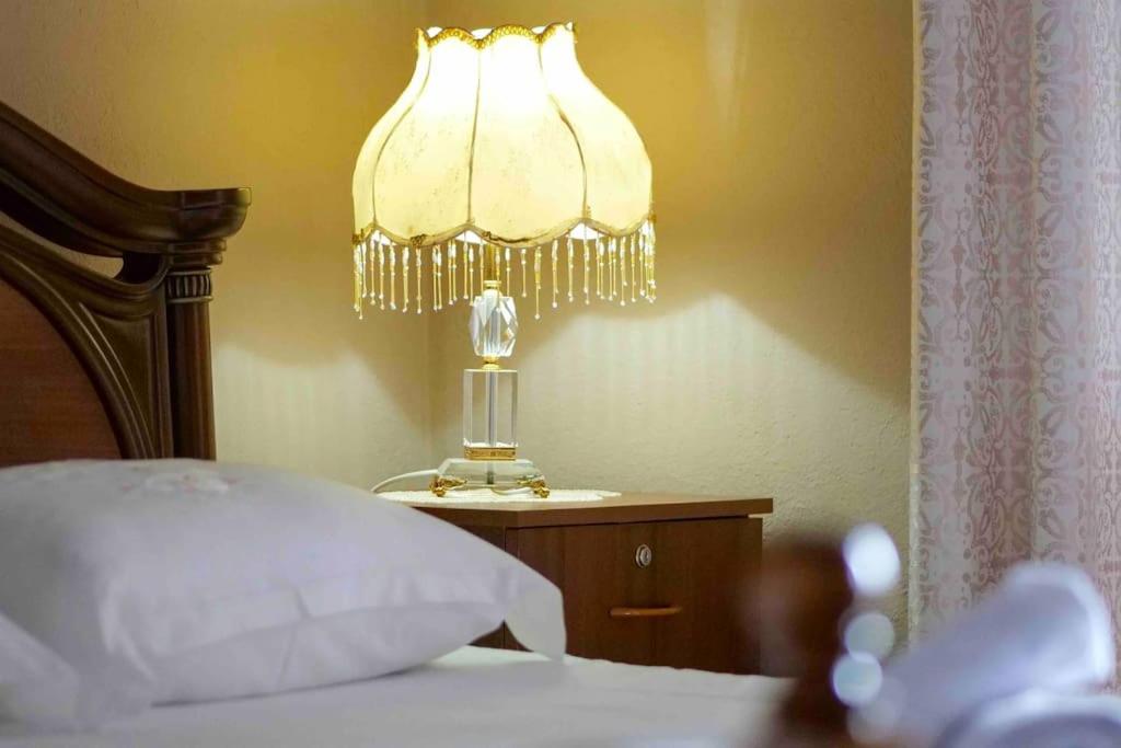 sypialnia z łóżkiem z lampką na stole w obiekcie KASMI home w mieście Kruja