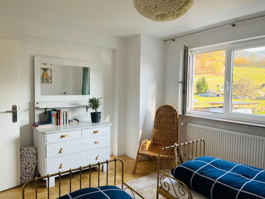 1 dormitorio con 1 cama, vestidor y ventana en Helle große Wohnung mit grandiosem Ausblick, Terrasse und Balkon, en Bühlertal