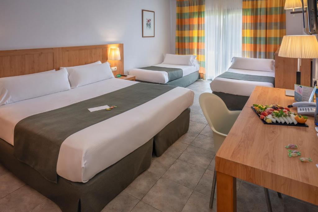 Vilar Rural De Sant Hilari Sacalm by Serhs Hotels - Sala Familiar Con Vista Al Jardín (4 Adultos)