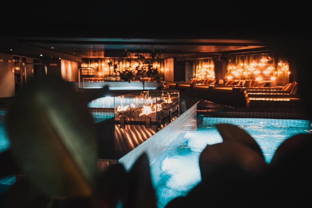 vista sulla piscina in un ristorante di notte di Hotell Lappland a Lycksele