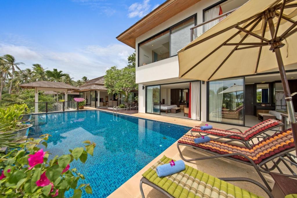 una foto di una villa con piscina di Dhevatara Residence Sea View Villas a Bophut