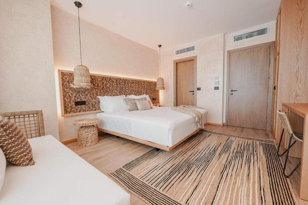 Llit o llits en una habitació de Lost Seaside Hotel