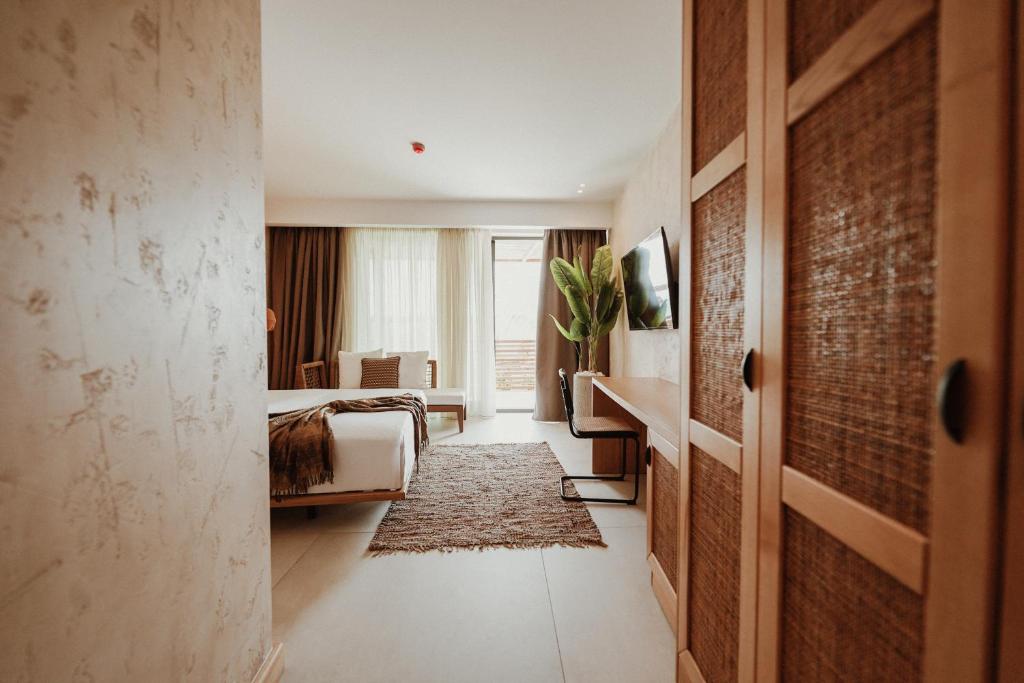Lost Beach Hotel - Image 5