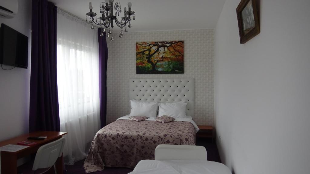 Postel nebo postele na pokoji v ubytování Iris Boutique Therme & Bucharest Otopeni Airport