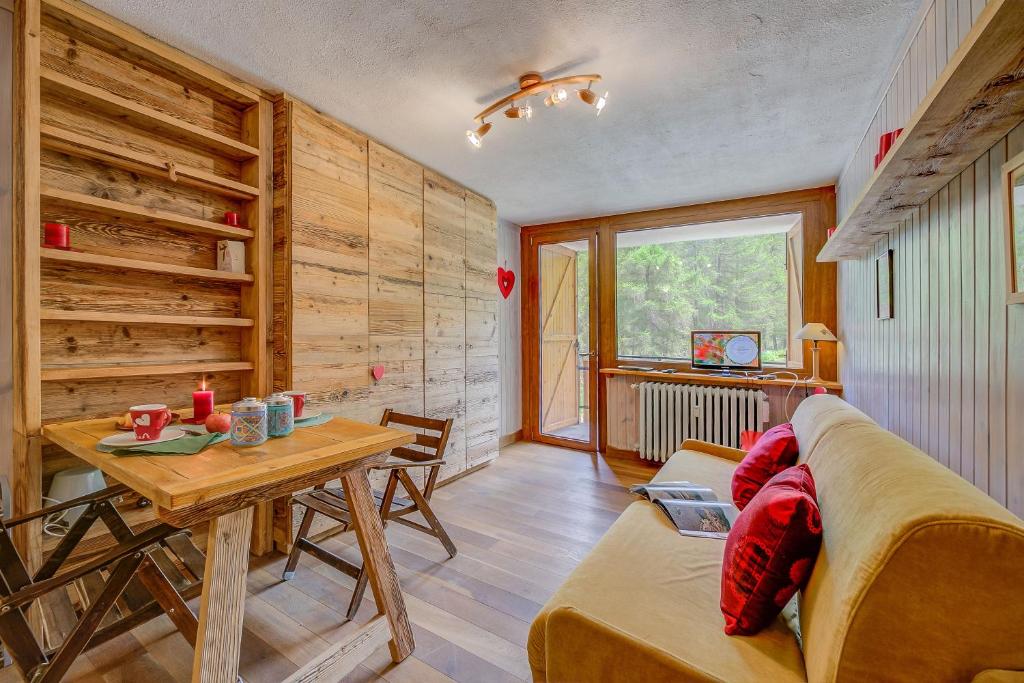 - un salon avec un canapé et une table dans l'établissement Studio Abete Rosso 500m From Ski - Happy Rentals, à Sauze dʼOulx