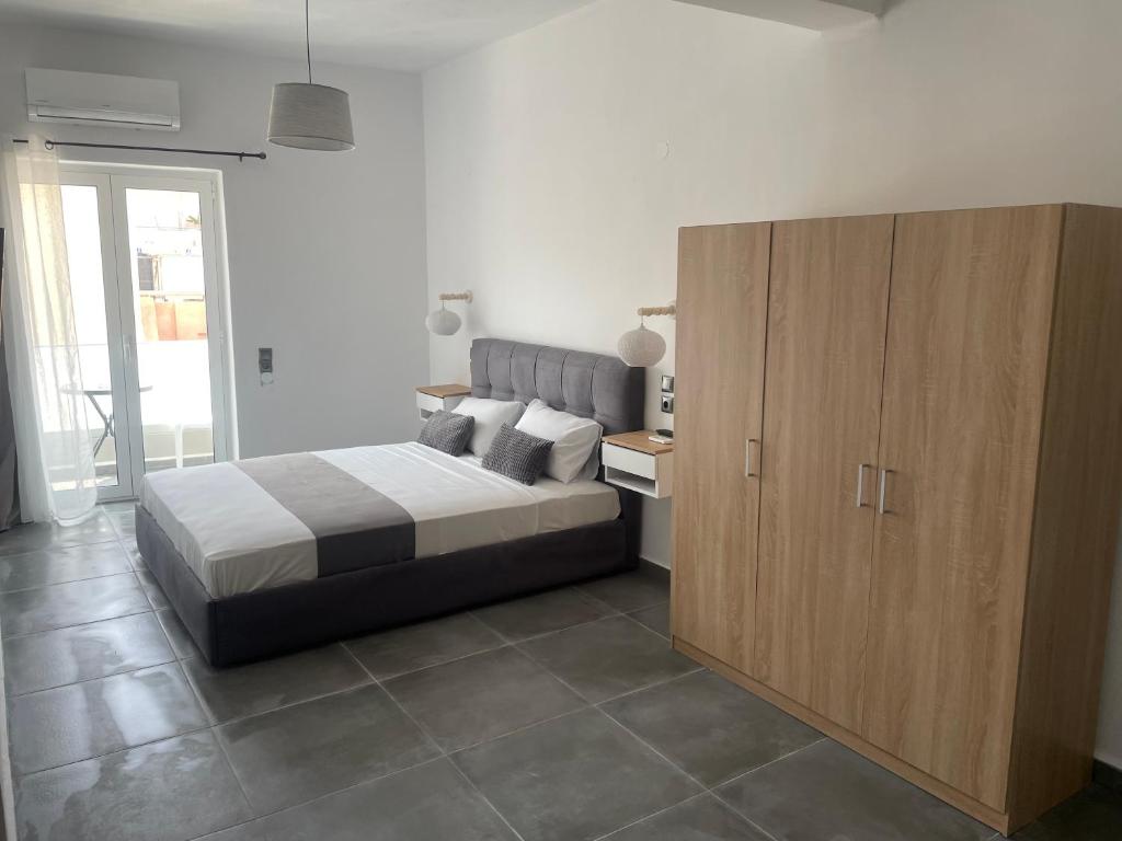 A bed or beds in a room at Julies Studios