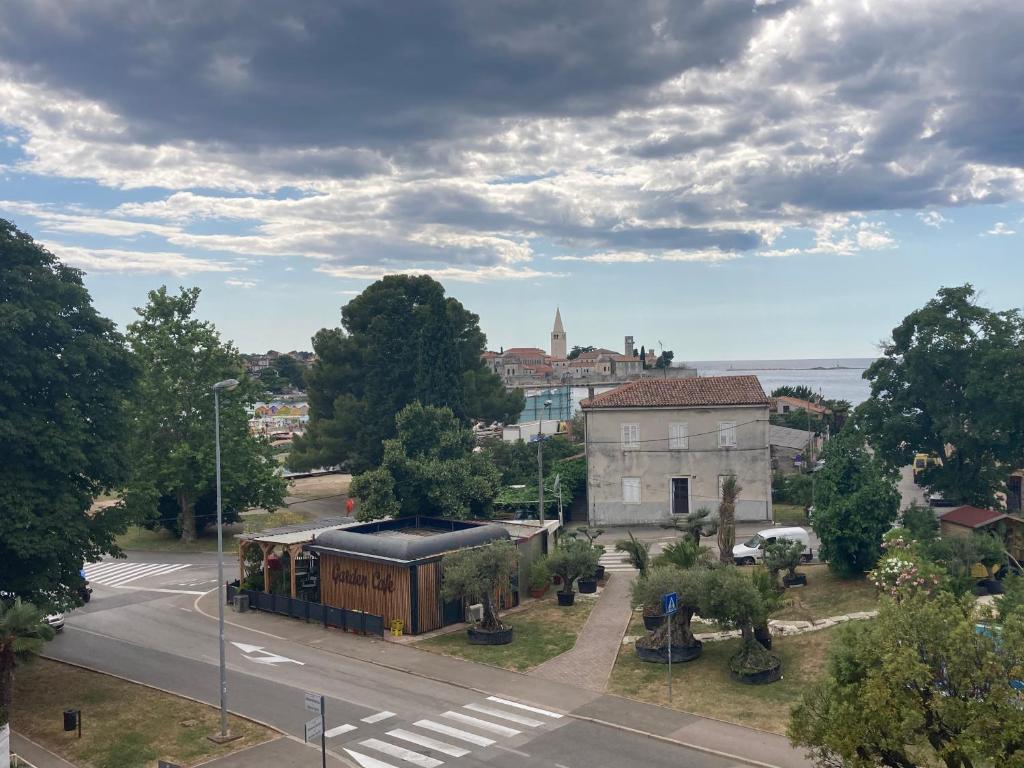 una vista aérea de una ciudad con un edificio y una calle en Home sweet home, en Poreč