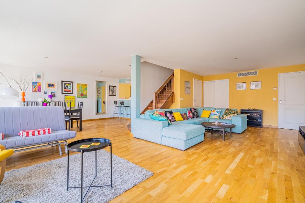 un salon avec un canapé bleu et une table dans l'établissement The Good Mother - Vue sur Notre Dame de la Garde, à Marseille