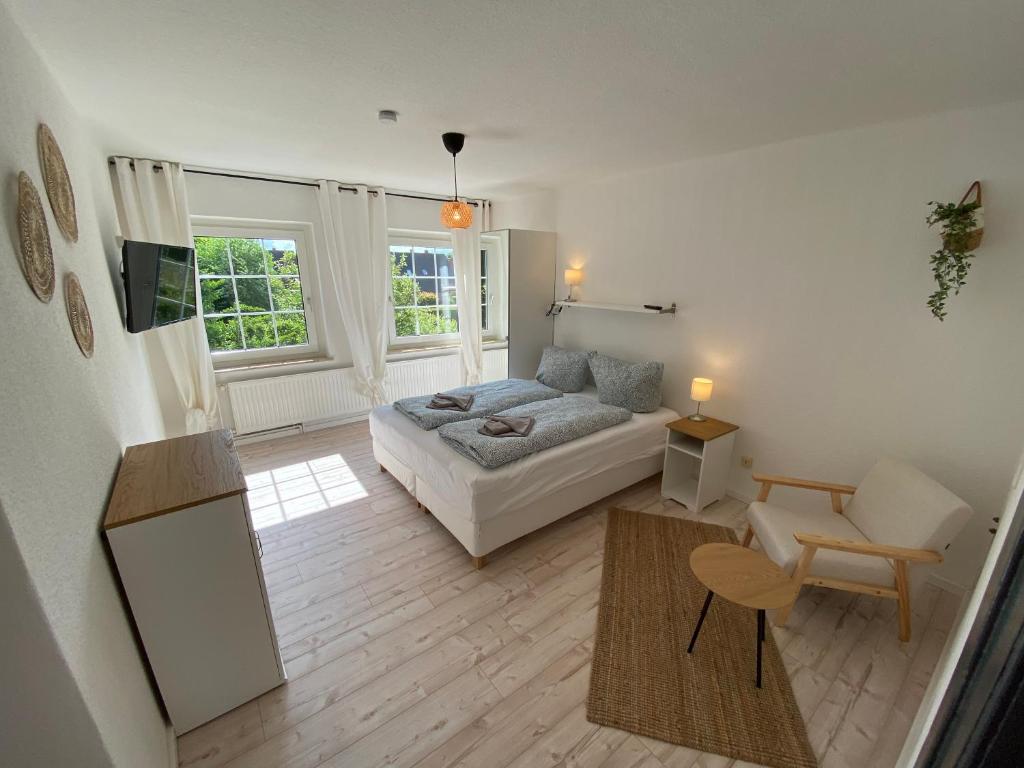 ein Wohnzimmer mit einem Sofa und einem Tisch in der Unterkunft Villa Rysum in Krummhörn