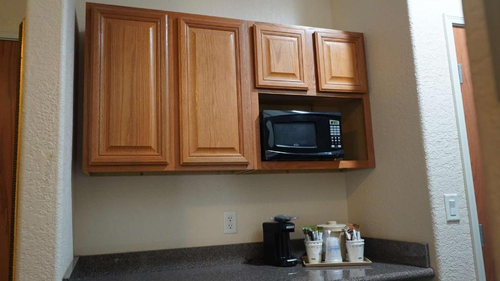 a kitchen with a microwave and a kitchen counter at Best Western Lubbock West Inn & Suites in Lubbock