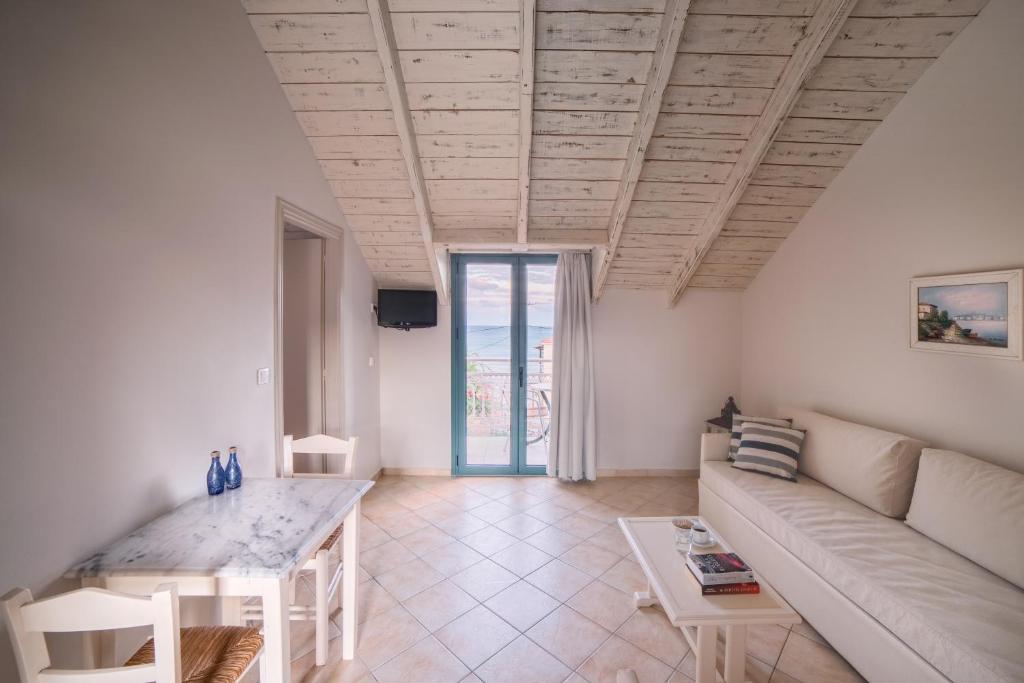 ein Wohnzimmer mit einer Couch und einem Tisch in der Unterkunft Pierros Hotel in Laganas