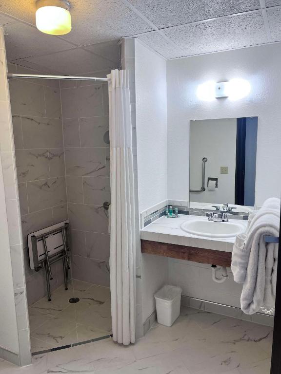SureStay by Best Western Glendive Yellowstone River - Queen Room With Roll-In Shower - Disability Access