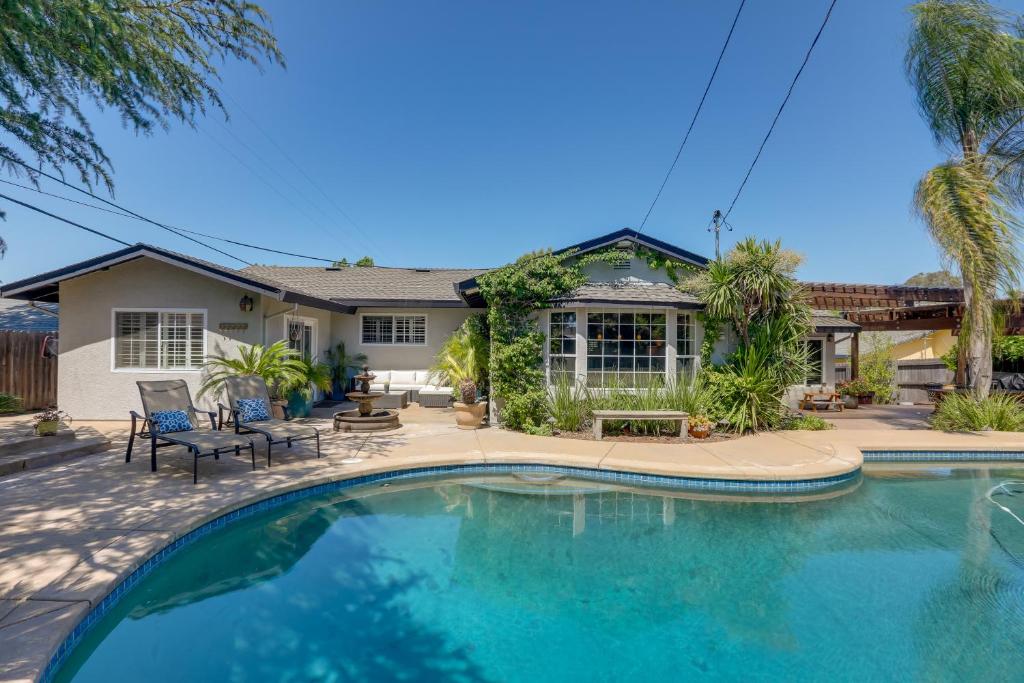 une maison avec une piscine en face d'une maison dans l'établissement Luxury Sacramento Area Home about 13 Mi to Downtown, à Carmichael