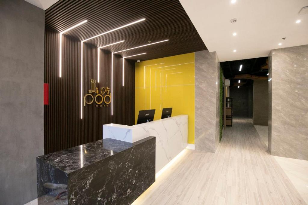 un vestíbulo con una pared amarilla y negra en City Pod Hotel, en Cebú