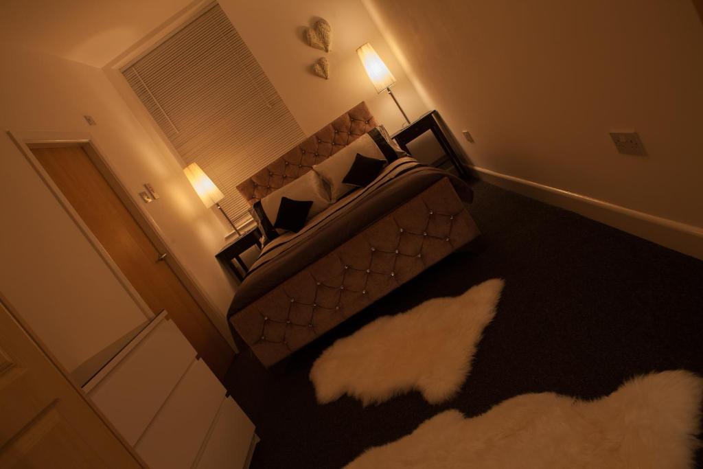 um quarto com uma cama num quarto com um candeeiro em Urban Chic Suite - Simple2let Serviced Apartments em Halifax