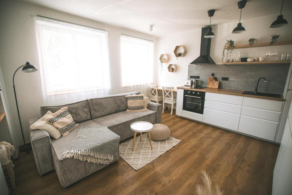 Kuchyň nebo kuchyňský kout v ubytování KVARTÝR - nový apartmán na náměstí v České Lípě