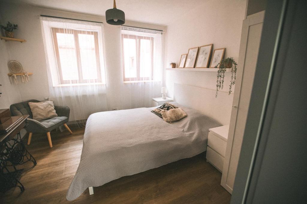 Postel nebo postele na pokoji v ubytování KVARTÝR - apartmán v centru České Lípy