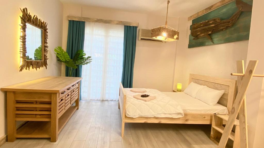 ein Schlafzimmer mit einem Bett und einem Tisch und einem Fenster in der Unterkunft Cozy Design Flat in the heart of Antalya in Antalya