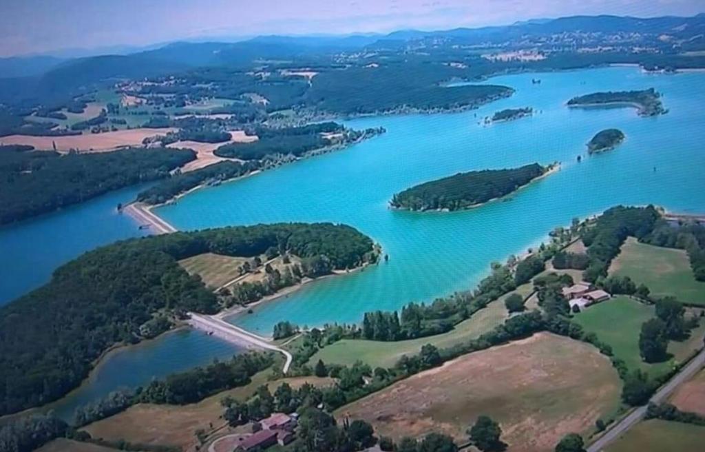 uma vista aérea de um rio com árvores e água em Bordeneuve Chalet de Gaïa em Sonnac-sur-lʼHers