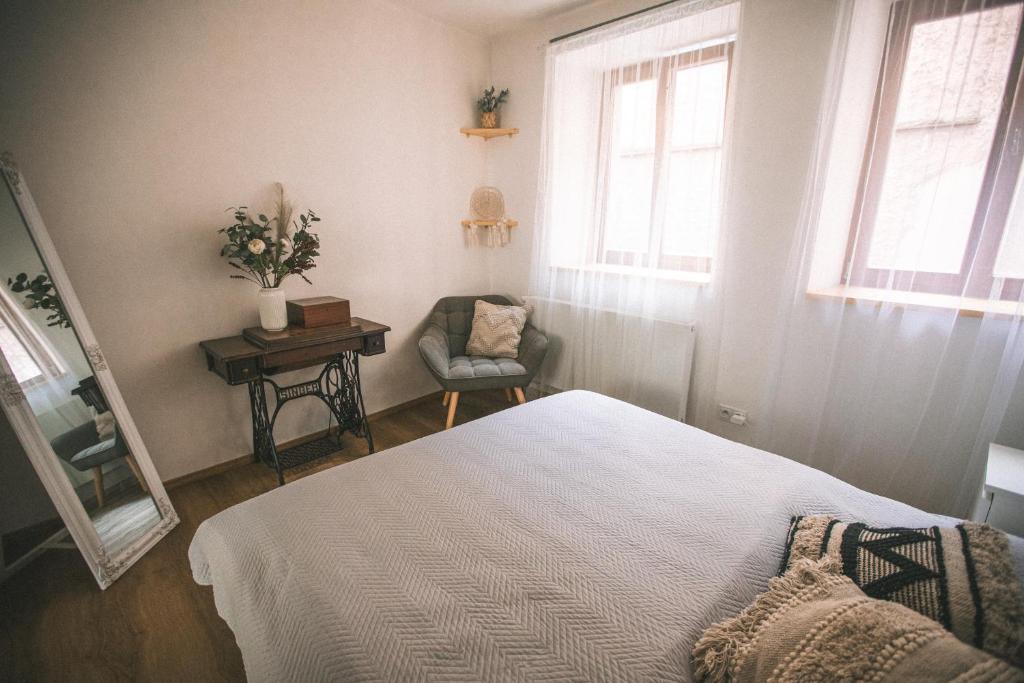 Postel nebo postele na pokoji v ubytování KVARTÝR - nový apartmán na náměstí v České Lípě