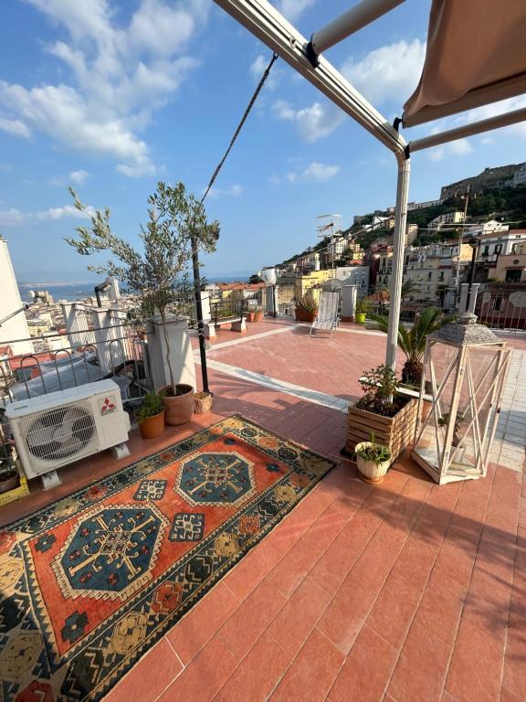 vistas a un balcón con una alfombra en el patio en La Terrazza, en Nápoles
