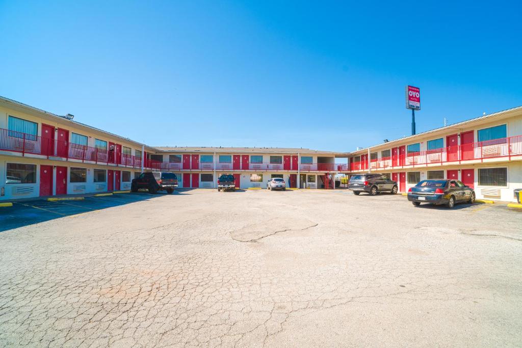 ein leerer Parkplatz vor einem Motel in der Unterkunft Day's Inn by Wyndham in Wichita Falls