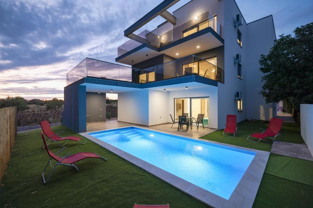 ein Haus mit Pool davor in der Unterkunft Residence Bella Vista in Bibinje