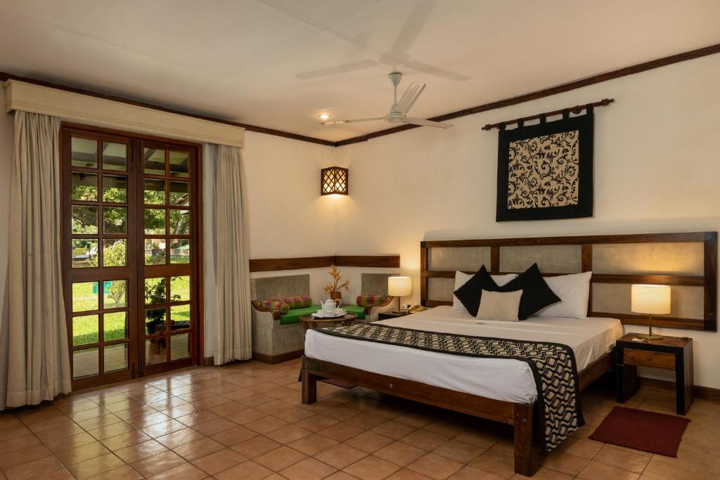 Postel nebo postele na pokoji v ubytování Tamarind Tree Garden Resort - Katunayake