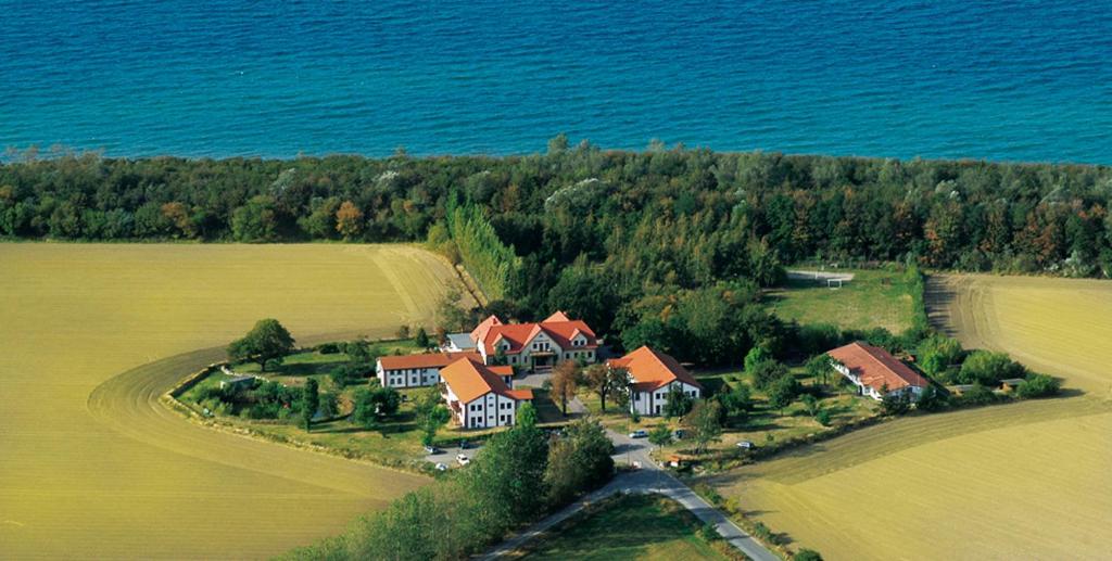 een luchtbeeld van een huis in het midden van een veld bij Hotel Ostseeland in Warnemünde