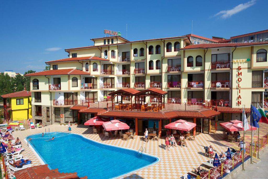 een hotel met een zwembad en een resort bij Hotel Smolyan in Sunny Beach
