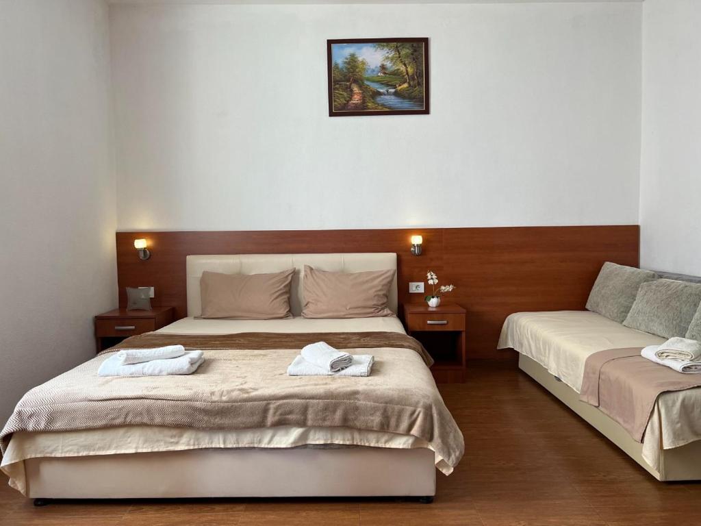 Postel nebo postele na pokoji v ubytování Apartments Fat e Jet - Pool & Breakfast
