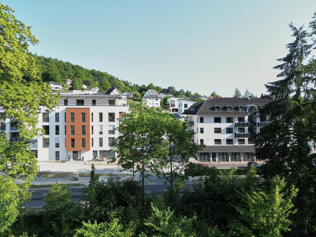 un gruppo di edifici in una città alberata di Parkblick Bad Driburg a Bad Driburg