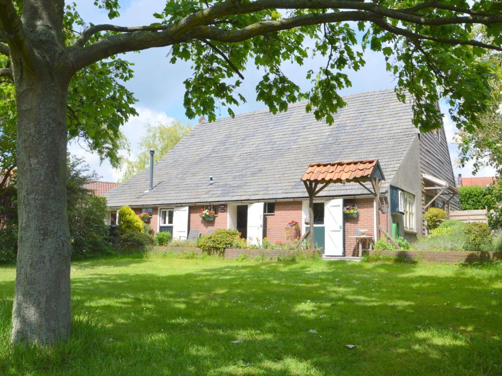 una casa con cenador en un patio en Cozy Holiday Home in Bergen op Zoom with Garden, en Bergen op Zoom