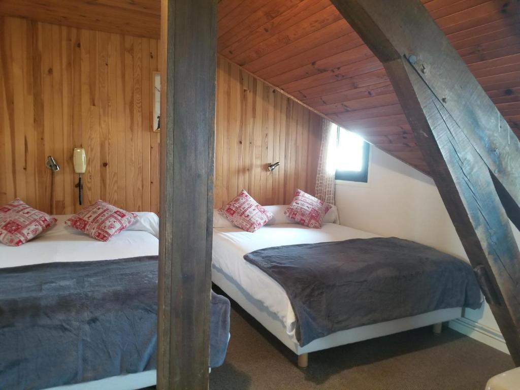 Postel nebo postele na pokoji v ubytování Hôtel L'Amoulat