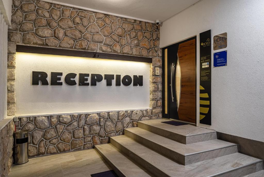 Preddverje oz. recepcija v nastanitvi Hotel Vicko