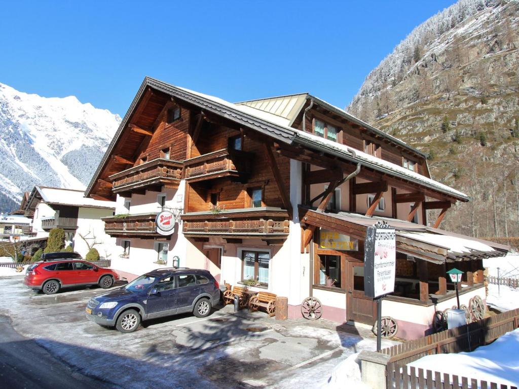 WinkleにあるSpacious Holiday Home in Tyrol near Ski Areaの車が目の前に停まった大きな建物