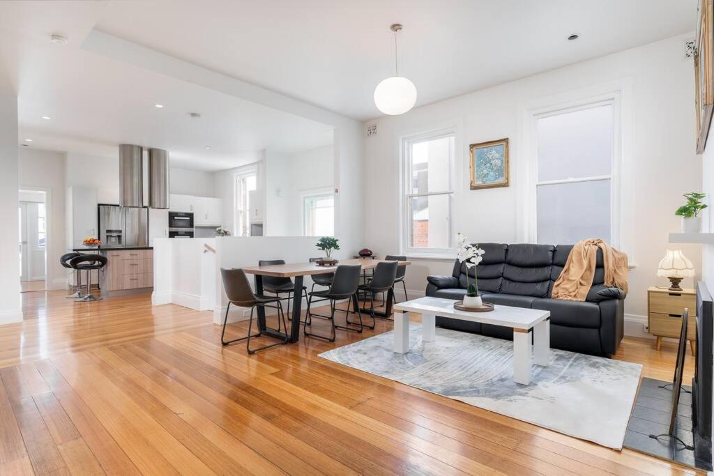een woonkamer met een bank en een tafel bij luxury city living - private entrance-free parking in Hobart