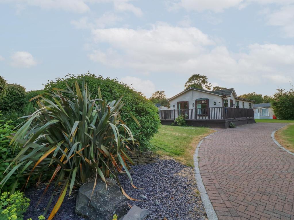 a house with a brick driveway in front of it at 27 Brocklehurst in Oakham