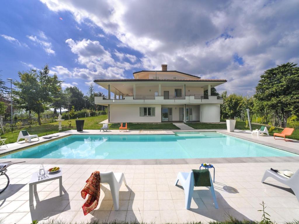 Bazén v ubytování Spacious Villa in Tavullia with Private Swimming Pool nebo v jeho okolí