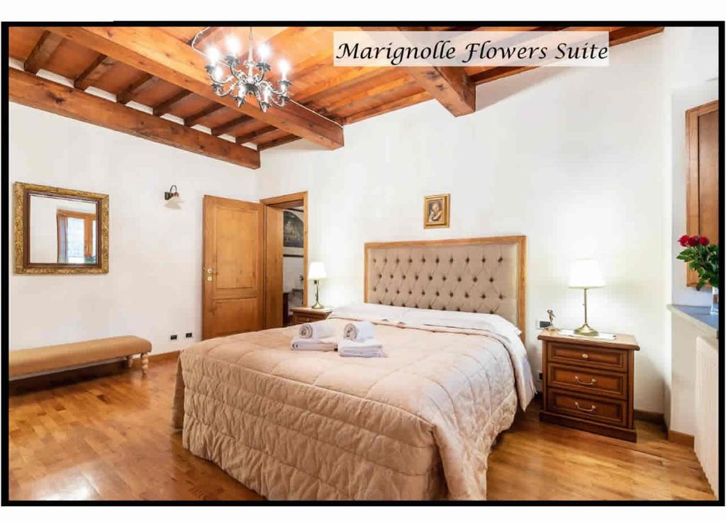 - une chambre avec un grand lit et un lustre dans l'établissement Marignolle Flowers Suite, à Florence