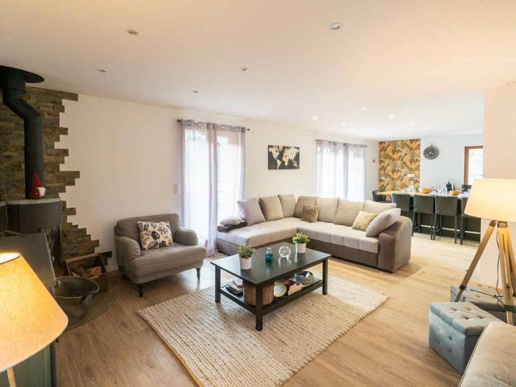 een woonkamer met een bank en een tafel bij Chalet Valmorel, 7 pièces, 15 personnes - FR-1-291-793 in Valmorel