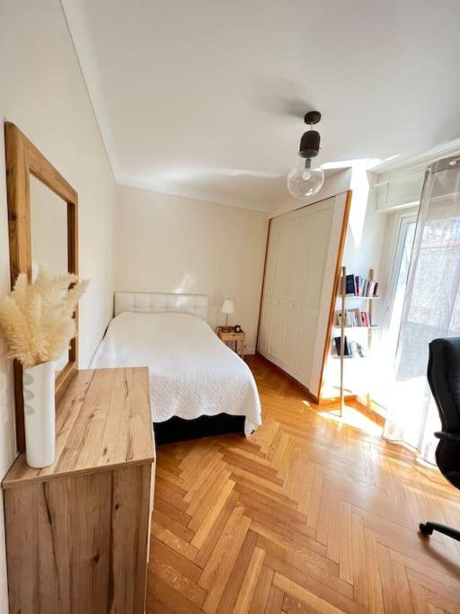 une chambre avec un lit et un parquet dans l'établissement Charming Flat in heart of Nice, à Nice