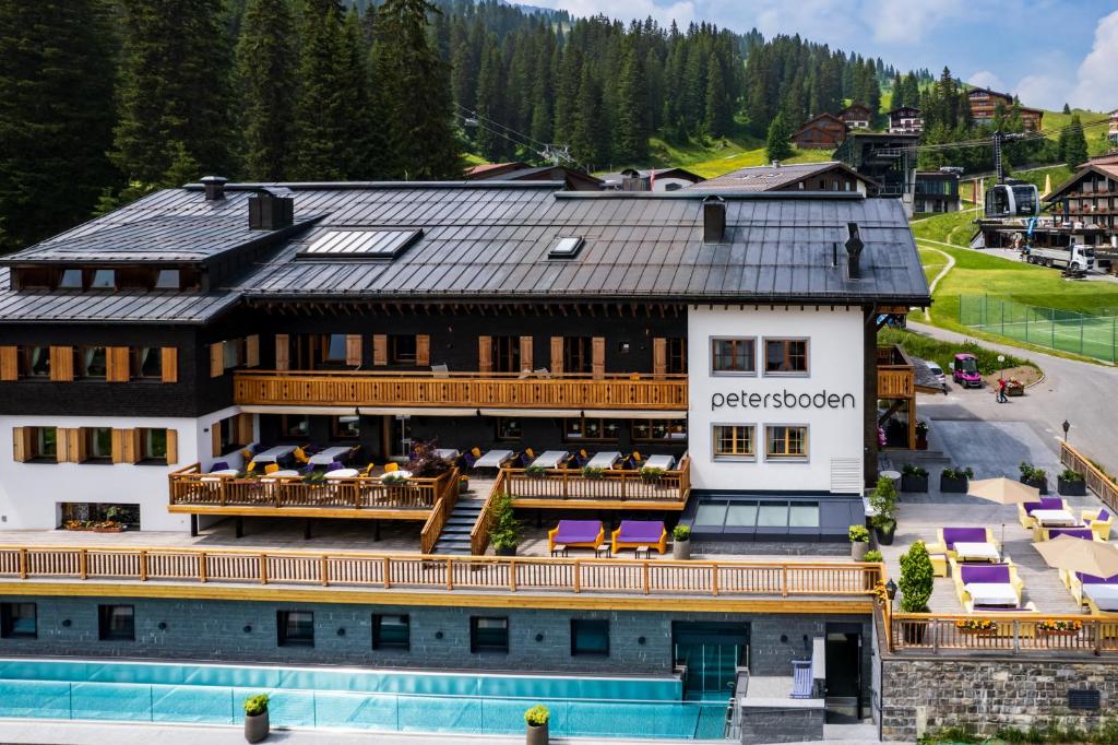 an aerial view of a hotel with a swimming pool at Hotel Petersboden in Lech am Arlberg