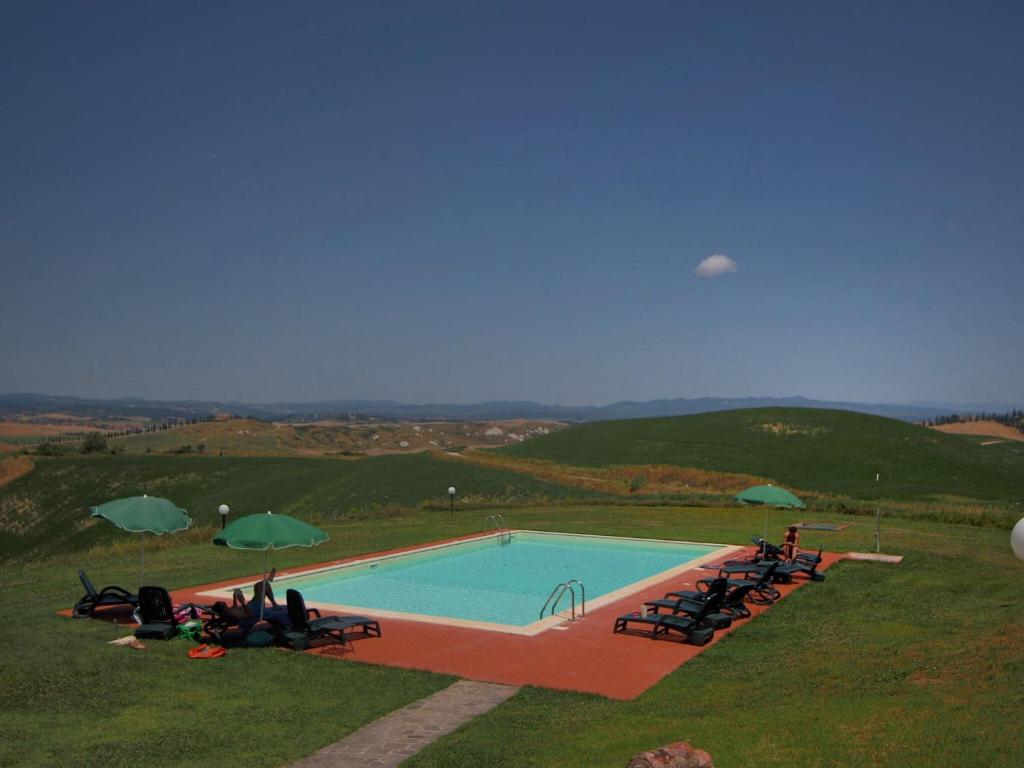Pogled na bazen u objektu Traditional Farmhouse in Toscana with Swimming Pool ili u blizini