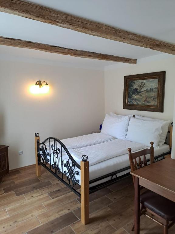 Postel nebo postele na pokoji v ubytování Lesní Hotel Peršlák